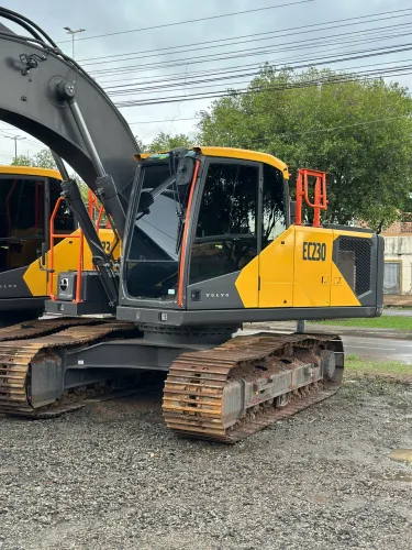 ESCAVADEIRA  VOLVO EC230 2025