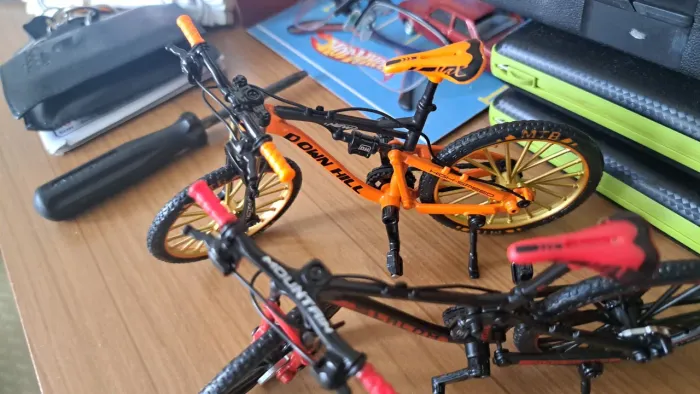 Miniatura de bike com amortecedor rica em detalhes