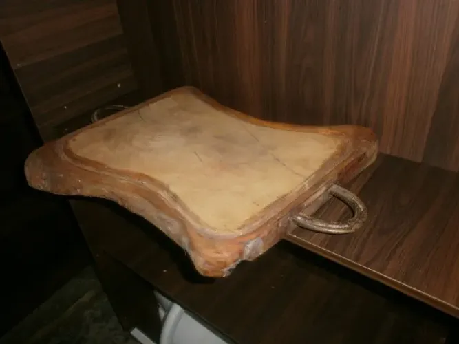 tabua de carne decorativa - com aça feita de ferradura - medindo 50 x 40cm