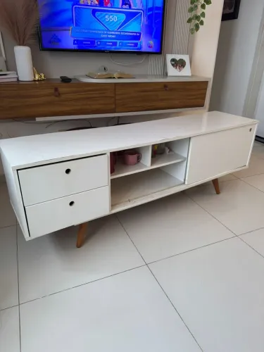 Rack para TV Branco com Pés Retrô - Bom Estado