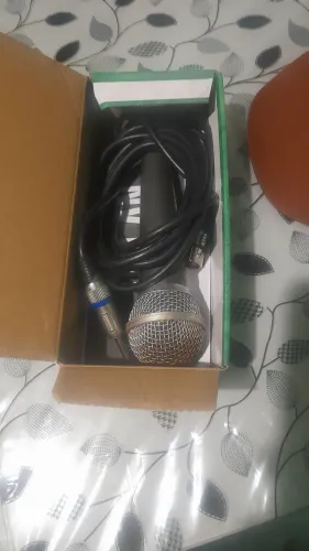 Vendo esse microfone com fio de 3 metros semi novo proficional valor.100