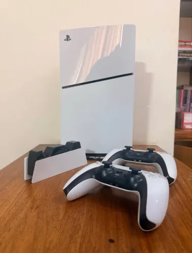 PlayStation 5 + Controle Extra + Carregador de Controles Original - 1TB