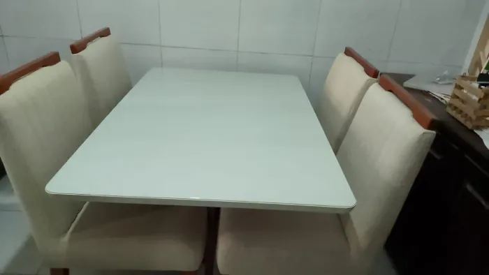 Mesa com Tampo de Vidro e 04( quarto) Cadeiras Milão Plus 120X80 Offwhaite.