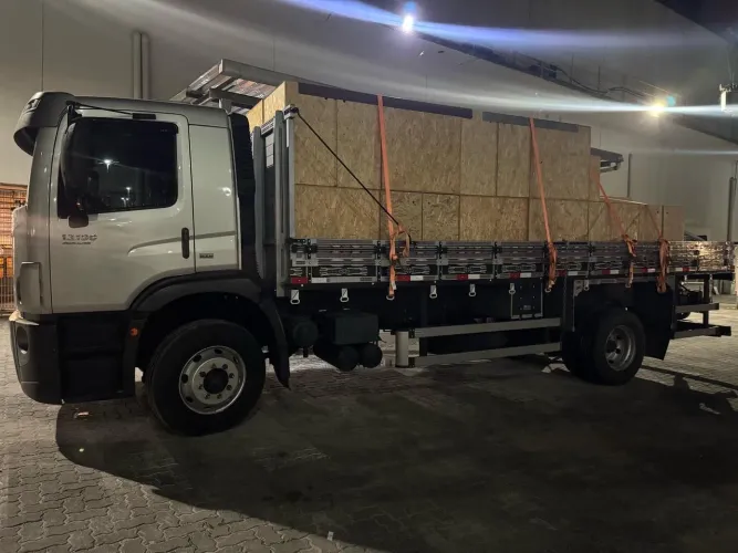 Caminhão grande para frete/transporte 