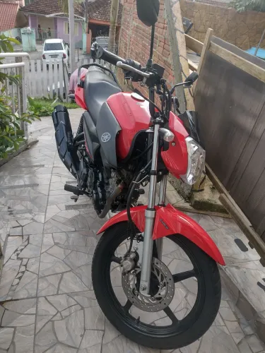 Moto em estado de zera com 827 km