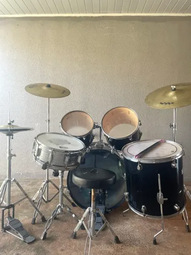 Bateria Acústica Eagle Completa - Usada - Com Ferragens e Pratos