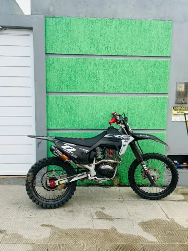 CRF 230 com vários acessórios