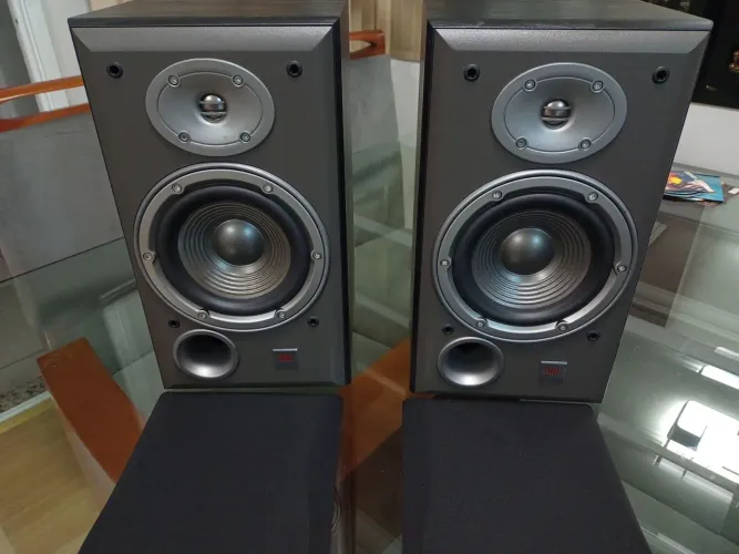Caixas JBL E-30