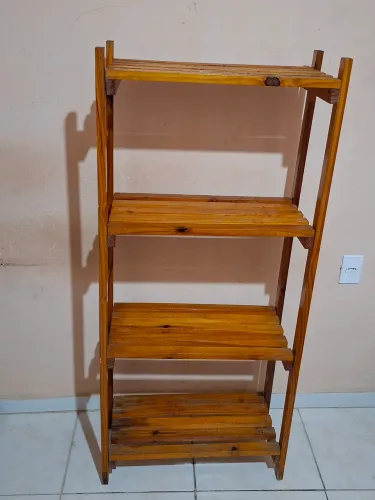 Estante de madeira