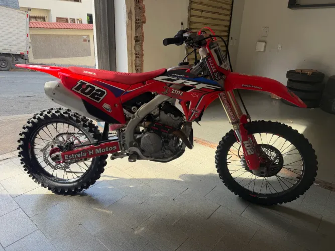 CRF250R extremamente bem cuidada com suspensão Race Tech