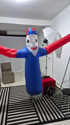 Boneco biruta chama cliente
