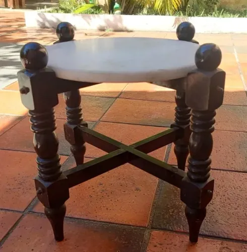 Mesa de Canto em Madeira com tampo removível em Mármore (com marcas de uso)
