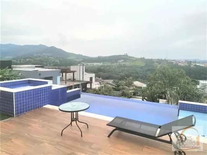 Em condomínio de Alto Padrão em Atibaia, ótima casa com projeto moderno e com toda seguran