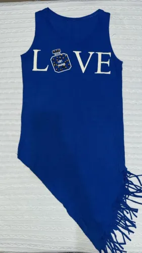 regata feminina azul com barra de franjas