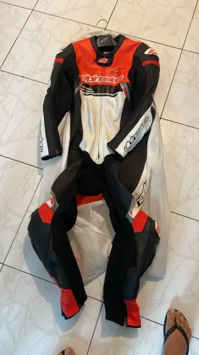 Equipamento completo pra andar na pista com a sua moto esportiva