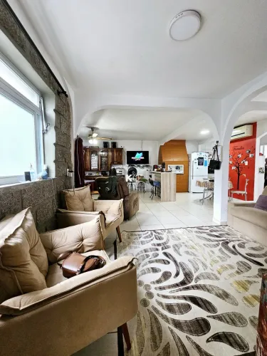 Casa com ótima localização em Capoeiras
