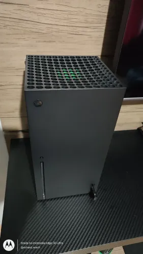 Xbox Séries X com 2 controles e base HyperX