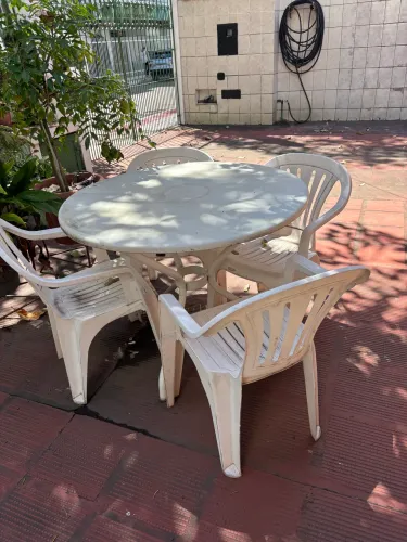 Mesa com 4 cadeiras para área externa