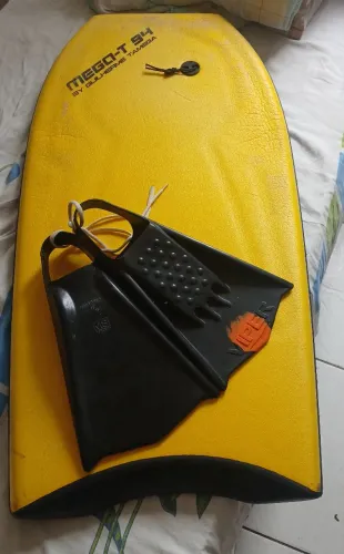 Vendo combo 1.500 reais Bodyboard GT(MEGA-T 94 41.5 nova sem estrias) pé de Pato VIPER