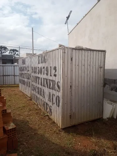 2 Container, casa um medindo 1.5x3 e cada um com um porta e cada porta com 2 chaves