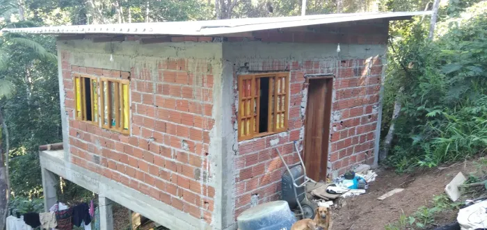 Terreno com casa quase pronta