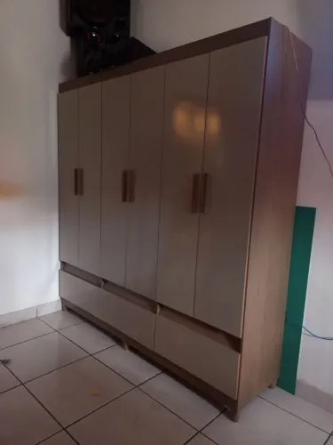 Vendo guarda roupas de 6 portas e 3 gavetas