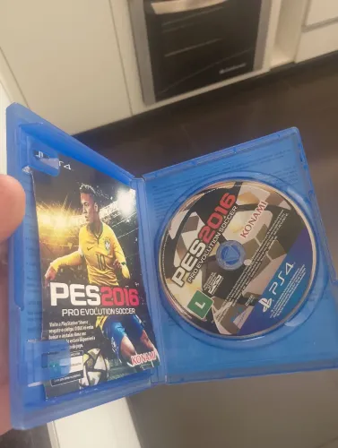 Jogos ps4 (re4,god3,pes16)