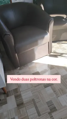 2 poltronas na cor marrom