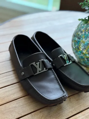MOCASSIM LOUIS VUITTON (LV) ORIGINAL - TAMANHO 42 | POUCO USO | RARIDADE