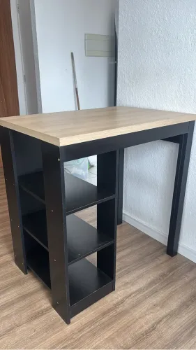 Bancada de cozinha com banquetas