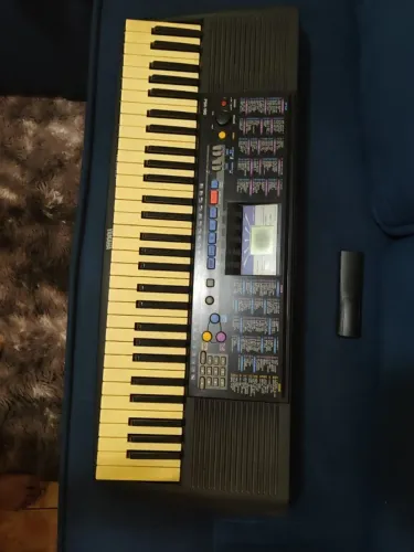 Teclado Yamaha PSR-76 (um modelo vintage do final dos anos 1980 com 61 teclas)
