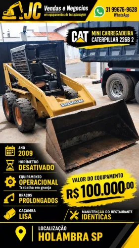 Mini Carregadeira Caterpillar 226B2 braço estendido