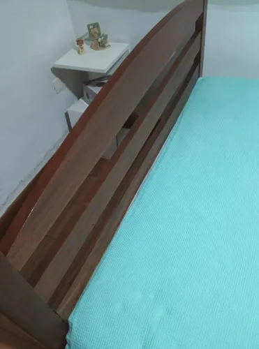 Cama Casal de madeira 1.30 x 1.88 excelente com o colchão em ótimo estado