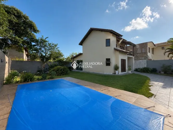 Casa com piscina a poucos passos da Praia do Campeche