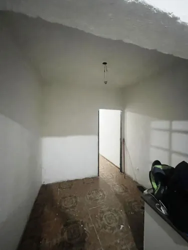 Sobrado com 2 quartos e 2 banheiros. 