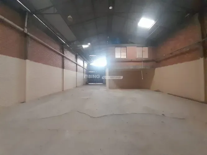 Depósito para locação com 750m², 02 banheiros no bairro Navegantes em Porto Alegre.