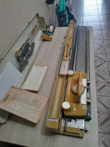 Máquina de Tricô Singer - Modelo SK-326 Completa