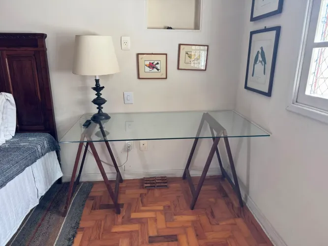 Mesa de vidro temperado com cavaletes