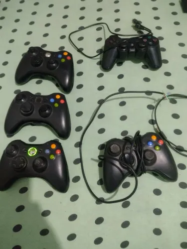 Lote com 5 controles (Xbox 360 e PS3)