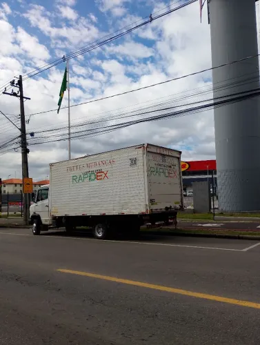 Caminhão de mudança e fretes em geral 