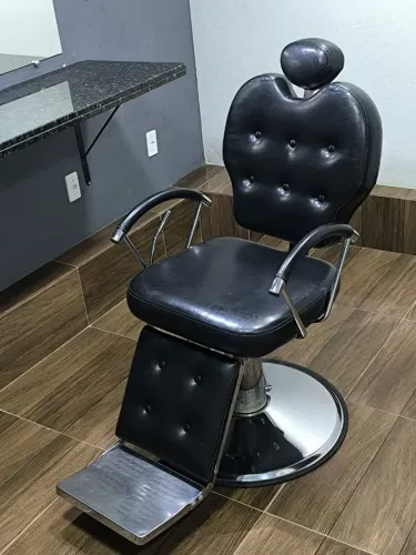 Vendo cadeira de barbeiro reclinável em ótimo estado de conservação