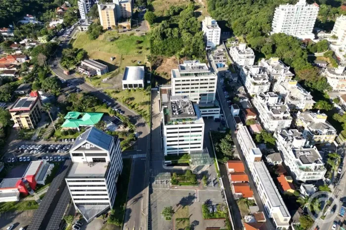 Sala comercial ampla com vagas de garagem na SC-401