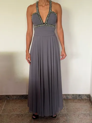 Vestido cinza bordado com pedraria- elegante