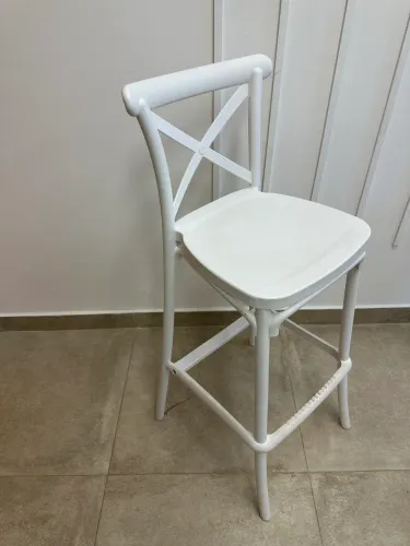 Vendo cadeira de poliestireno, 1,05cm de altura, por apenas R$200