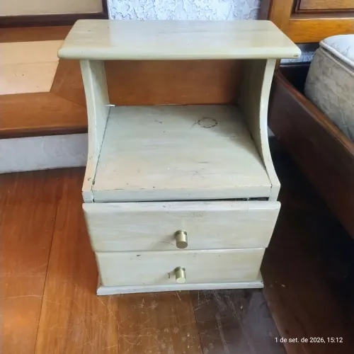 Criado Mudo Madeira Macica com Pintura Decape Beje/Branco