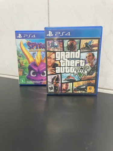 2 Jogos de ps4- gta 5 e spyro ?