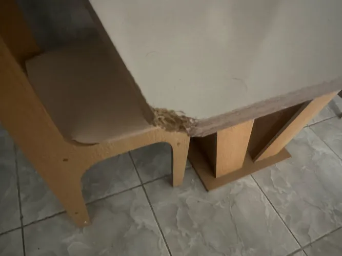 Mesa com 2 cadeiras (possui avarias)
