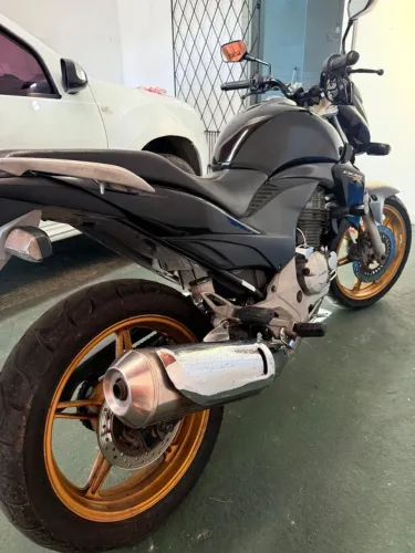 Cbr 300 freio abs. na frente e atrás.penes bom so no ponto de. Tranferi