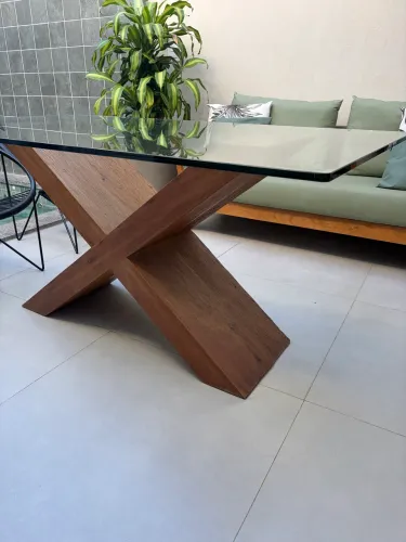 Mesa de Jantar tampo de vidro e pé madeira