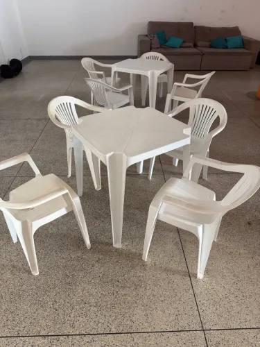 Jogo de mesa com 4 cadeiras